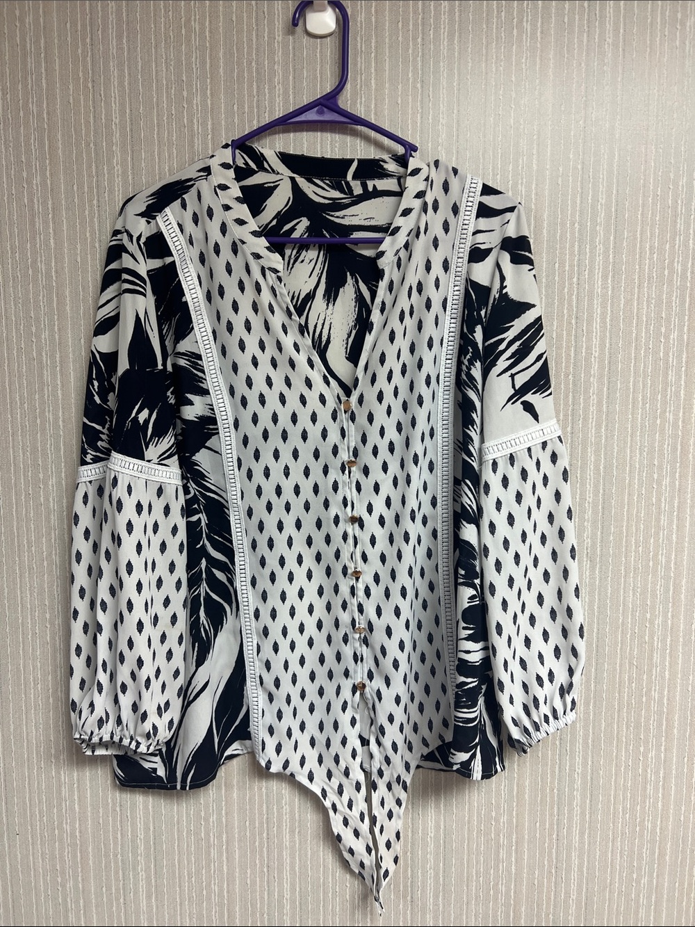 M/L Black & White Printed Button-Front Women’s Blouse